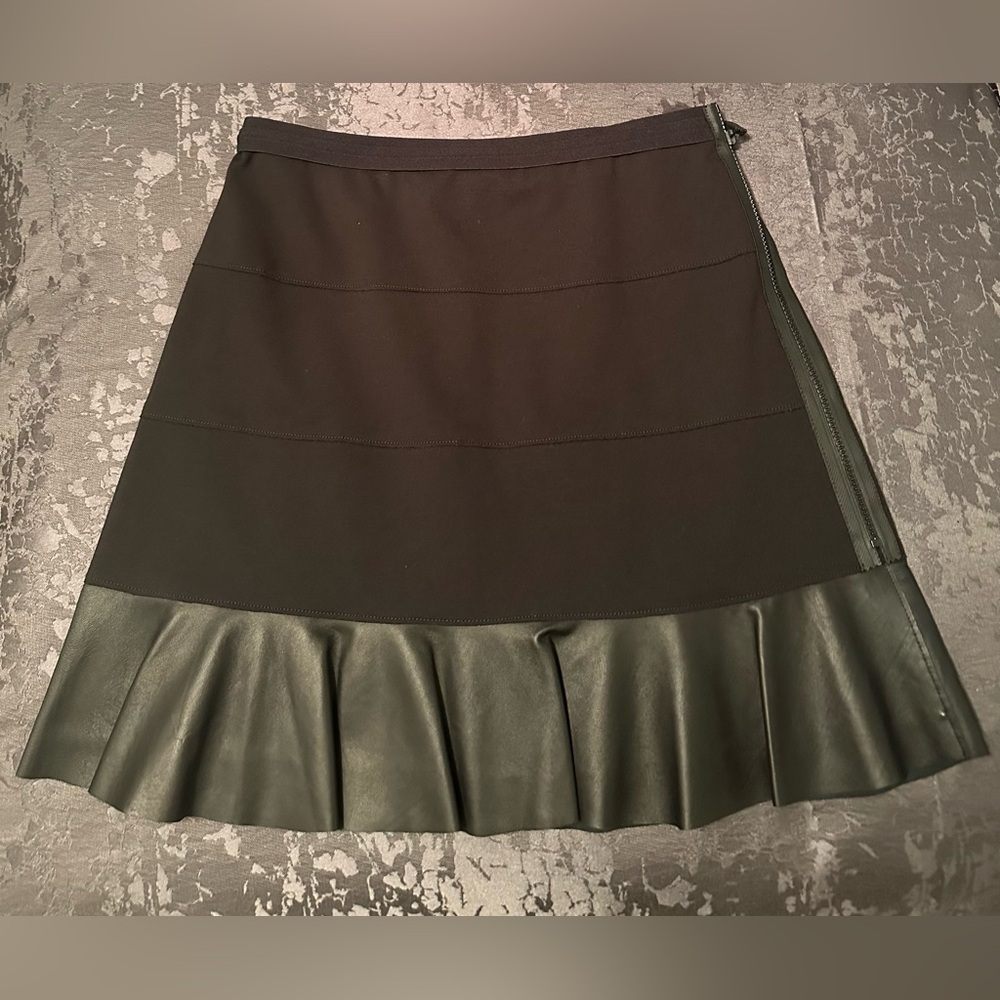 Elie Tahari Black Leather & Rayon Zip Up lined Skirt, size 8